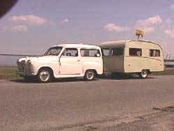 Hier een Austin coutryman (met automatische tranmissie) en een Jaap Blanken caravan uit 1954